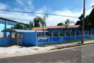 Adolescente de 13 anos teria perdido um testículo após ataque dentro de unidade escolar; caso é investigado pela Polícia Civil e acompanhado pelo Ministério Público.