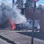 Veículo foi consumido pelas chamas.