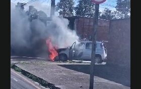 Veículo foi consumido pelas chamas.