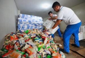 Doações arrecadadas em show do Guns N’ Roses somam mais de 2 toneladas de alimentos para vítimas de alagamentos em Belém.