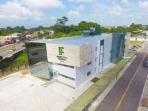 Inscrições gratuitas seguem até 12 de abril e salários podem ultrapassar R$ 12 mil, conforme titulação.