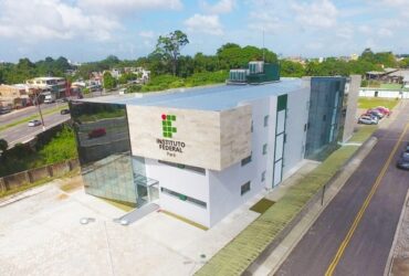 Inscrições gratuitas seguem até 12 de abril e salários podem ultrapassar R$ 12 mil, conforme titulação.