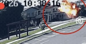 O monomotor atingiu a Avenida Valdomiro Cândido dos Reis; pilotos e passageiros estão entre as vítimas.
