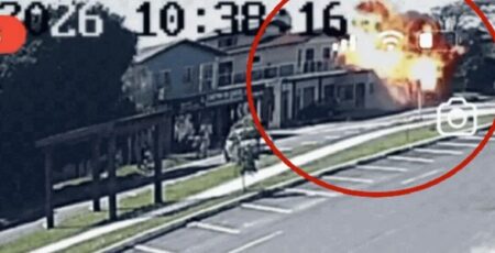 O monomotor atingiu a Avenida Valdomiro Cândido dos Reis; pilotos e passageiros estão entre as vítimas.