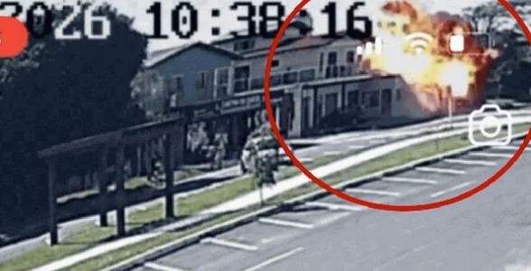 O monomotor atingiu a Avenida Valdomiro Cândido dos Reis; pilotos e passageiros estão entre as vítimas.