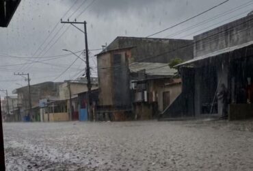 A capital registrou alagamentos em diferentes bairros. Diante do cenário, a prefeitura decretou estado de emergência na noite de domingo (Foto: reprodução)