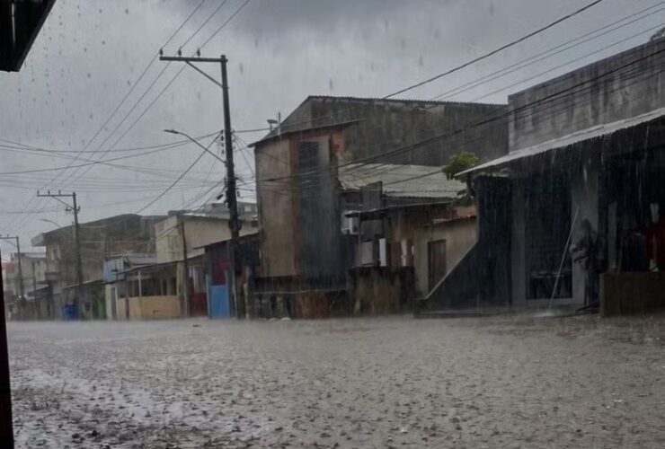 A capital registrou alagamentos em diferentes bairros. Diante do cenário, a prefeitura decretou estado de emergência na noite de domingo (Foto: reprodução)