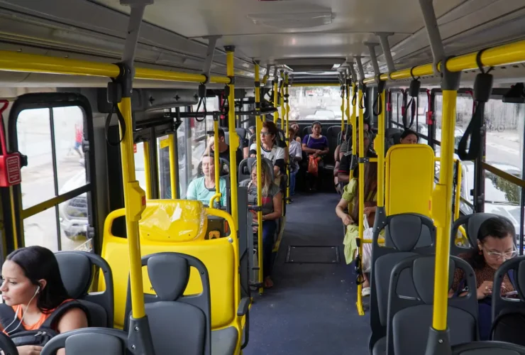 Interior de um ônibus coletivo em Belém do Pará