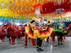 Pessoas dançando quadrilha junina em Belém