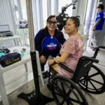 Mulher sendo atendida durante ação "Por Todas Elas"