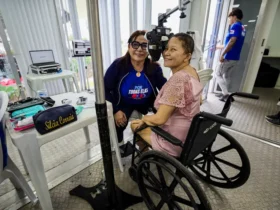Mulher sendo atendida durante ação "Por Todas Elas"