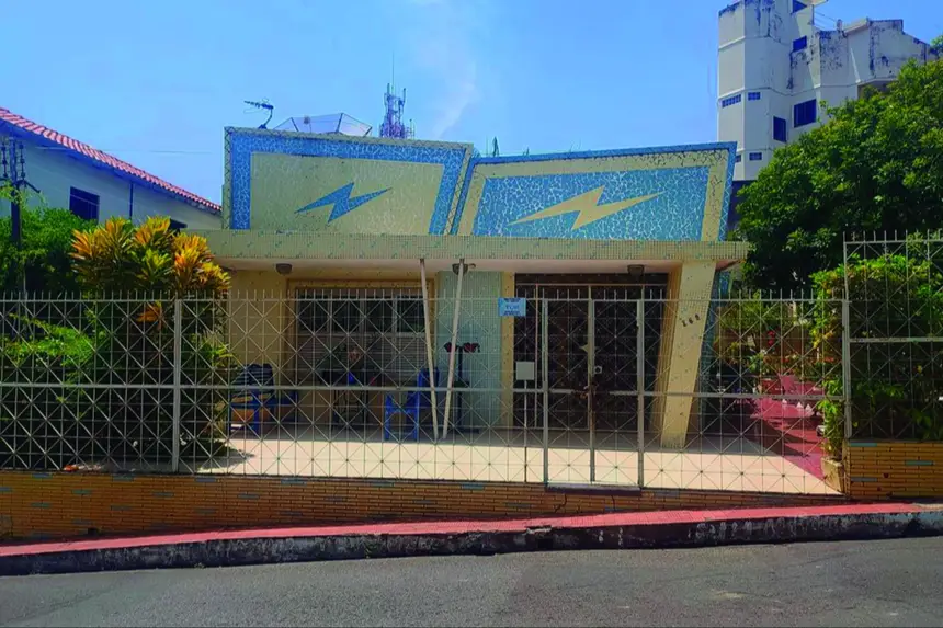 Fachada de residência decorada com azulejos inspirada no movimento