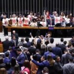 Texto aprovado pela Câmara prevê redução gradual da carga semanal de 44 para 40 horas e agora será analisado pelo Senado.