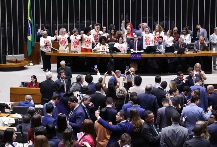 Texto aprovado pela Câmara prevê redução gradual da carga semanal de 44 para 40 horas e agora será analisado pelo Senado.