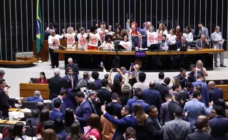 Texto aprovado pela Câmara prevê redução gradual da carga semanal de 44 para 40 horas e agora será analisado pelo Senado.