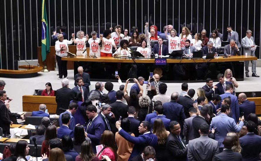 Texto aprovado pela Câmara prevê redução gradual da carga semanal de 44 para 40 horas e agora será analisado pelo Senado.