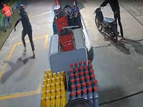Dupla de assaltantes rendeu o frentista e atirou em loja.