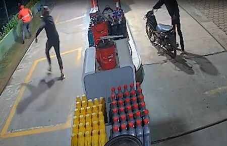 Dupla de assaltantes rendeu o frentista e atirou em loja.