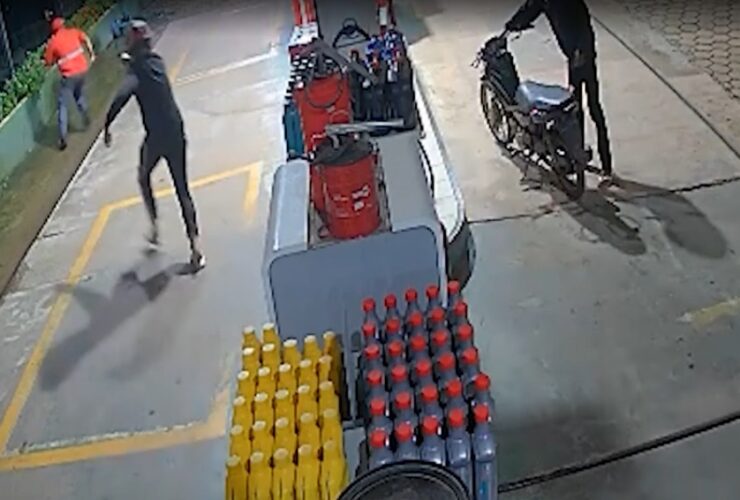 Dupla de assaltantes rendeu o frentista e atirou em loja.