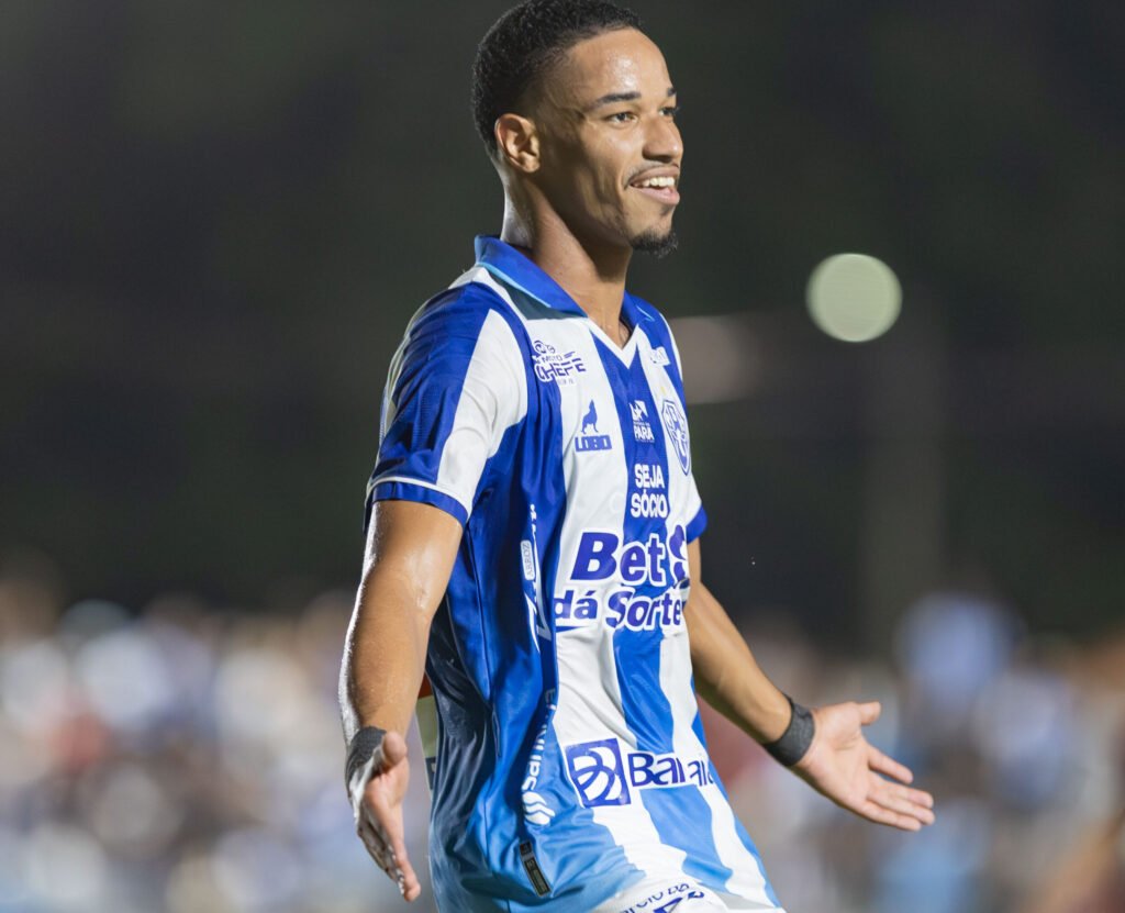 Meia-atacante do Paysandu, Lucas Cardoso, comemora gol na Copa Norte.