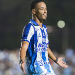 Meia-atacante do Paysandu, Lucas Cardoso, comemora gol na Copa Norte.
