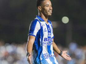 Meia-atacante do Paysandu, Lucas Cardoso, comemora gol na Copa Norte.