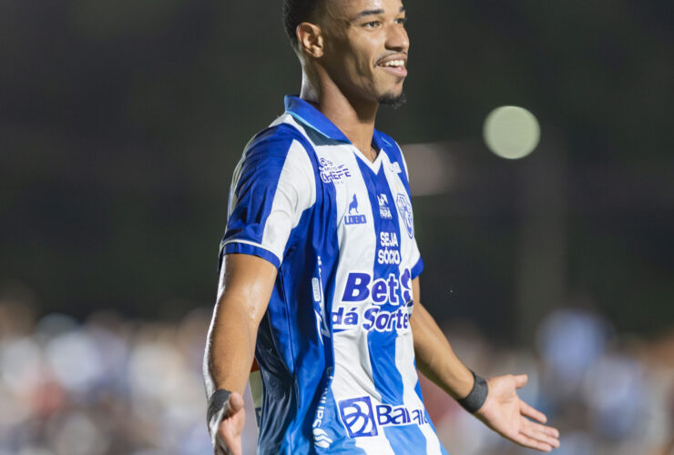 Meia-atacante do Paysandu, Lucas Cardoso, comemora gol na Copa Norte.