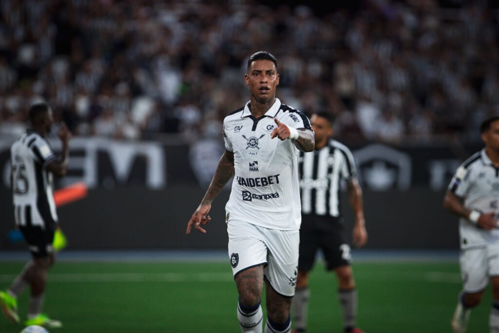 Alef Manga, jogador do Remo, no jogo contra o Botafogo