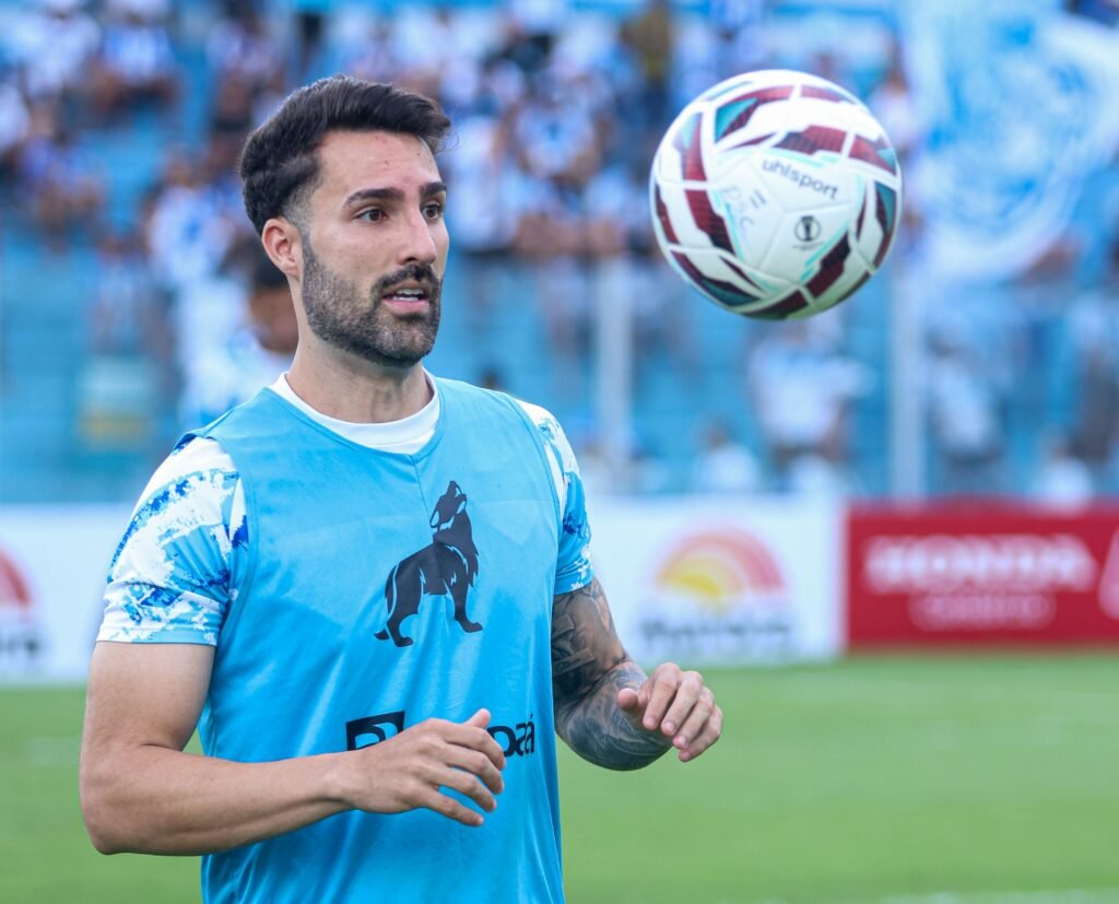 Ítalo Carvalho, centroavante do Paysandu, no aquecimento pré-jogo.
