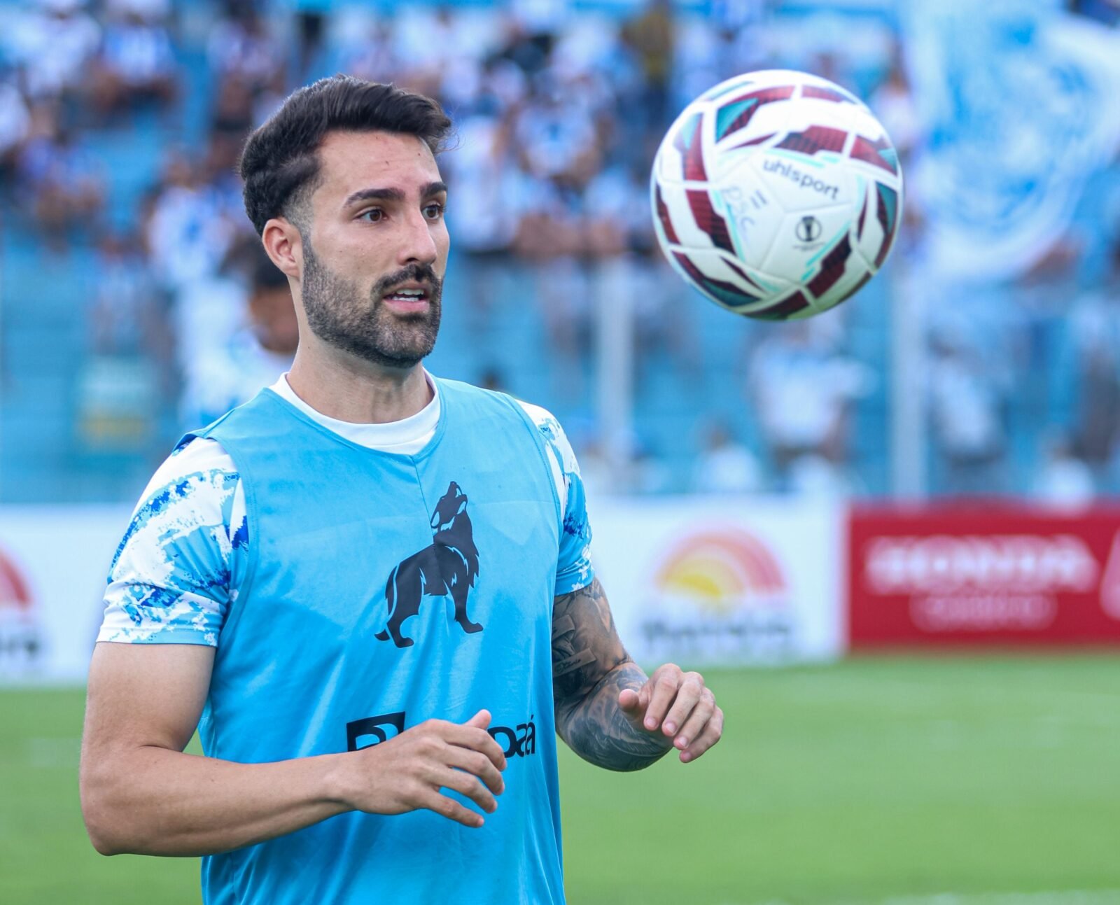 Ítalo Carvalho, centroavante do Paysandu, no aquecimento pré-jogo.