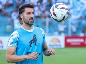 Ítalo Carvalho, centroavante do Paysandu, no aquecimento pré-jogo.