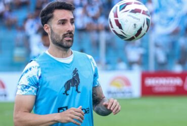 Ítalo Carvalho, centroavante do Paysandu, no aquecimento pré-jogo.
