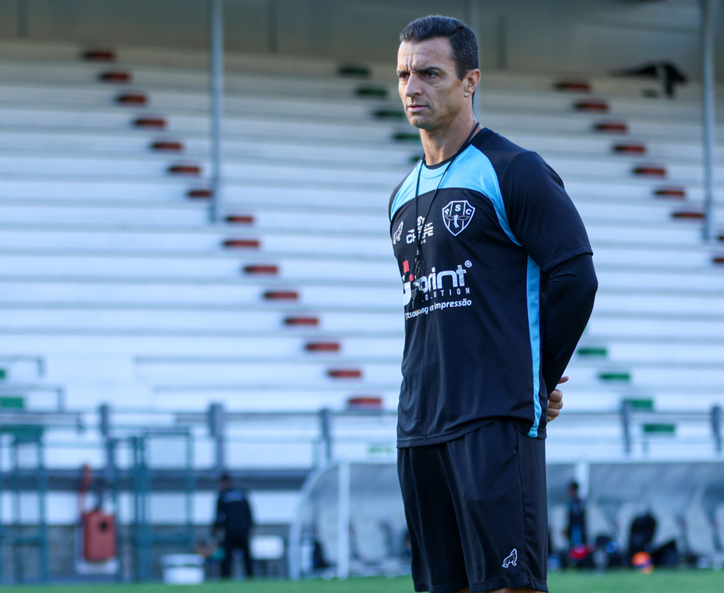 Júnior Rocha, técnico do Paysandu. treina o time bicolor no CT Vale das Laranjeiras, do Fluminense.