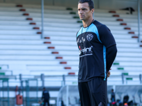 Júnior Rocha, técnico do Paysandu. treina o time bicolor no CT Vale das Laranjeiras, do Fluminense.