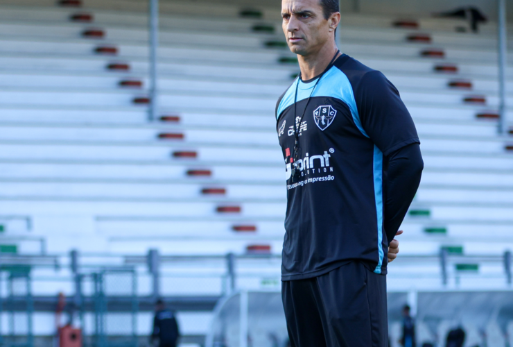 Júnior Rocha, técnico do Paysandu. treina o time bicolor no CT Vale das Laranjeiras, do Fluminense.