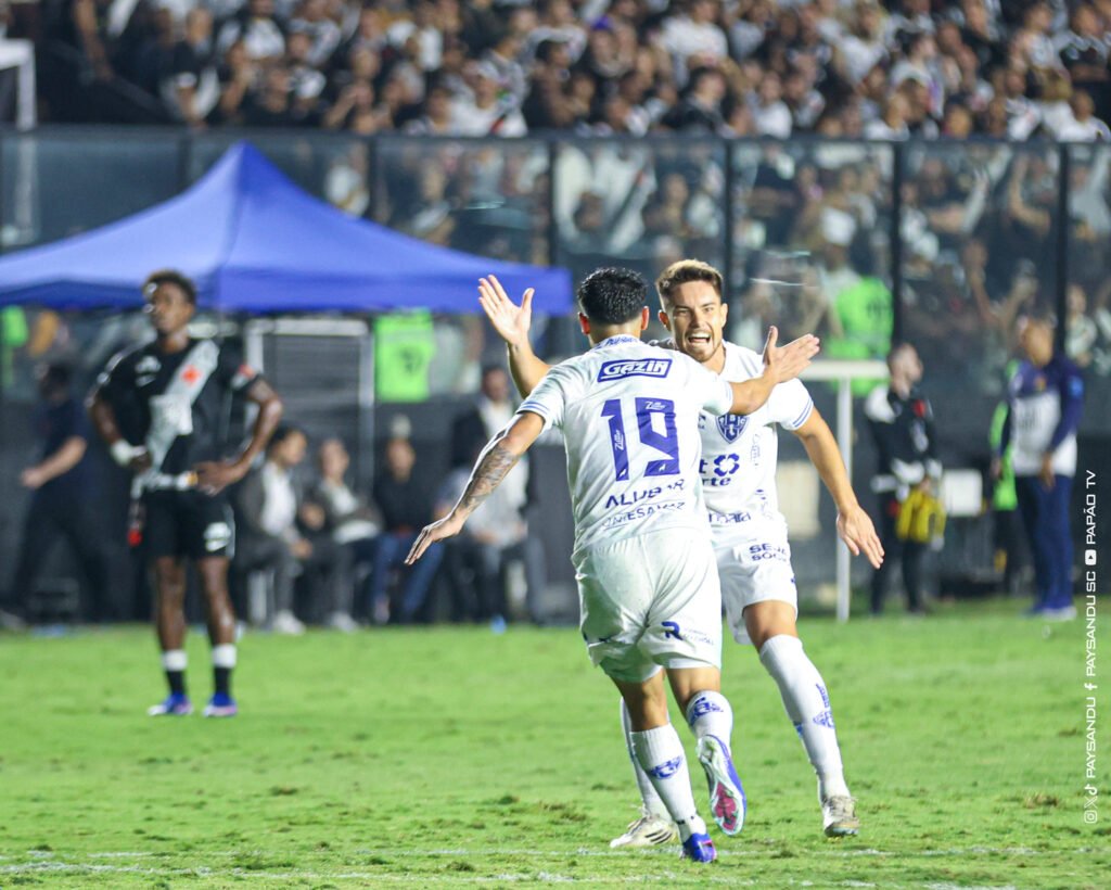 Jogadores do Paysandu comemorando gol no Vasco