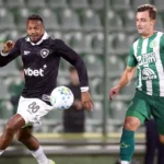Jogadores de Chapecoense e Botafogo disputando bola