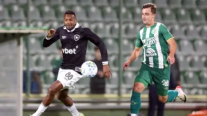 Jogadores de Chapecoense e Botafogo disputando bola