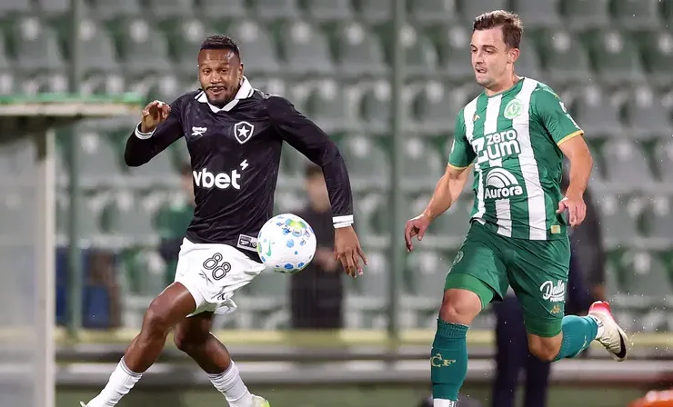 Jogadores de Chapecoense e Botafogo disputando bola