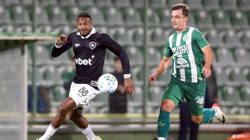 Jogadores de Chapecoense e Botafogo disputando bola