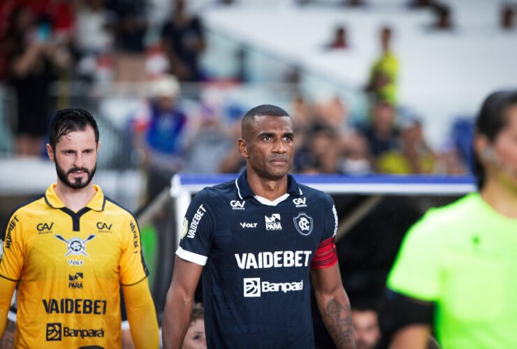 "Contra o Remo é mole", crítica Marllon após pênalti anulado em derrota para o Athletico