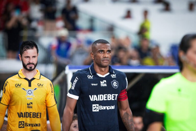 "Contra o Remo é mole", crítica Marllon após pênalti anulado em derrota para o Athletico