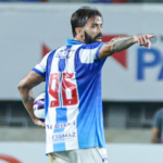 Meio-campista bicolor, Matheus Vargas.
