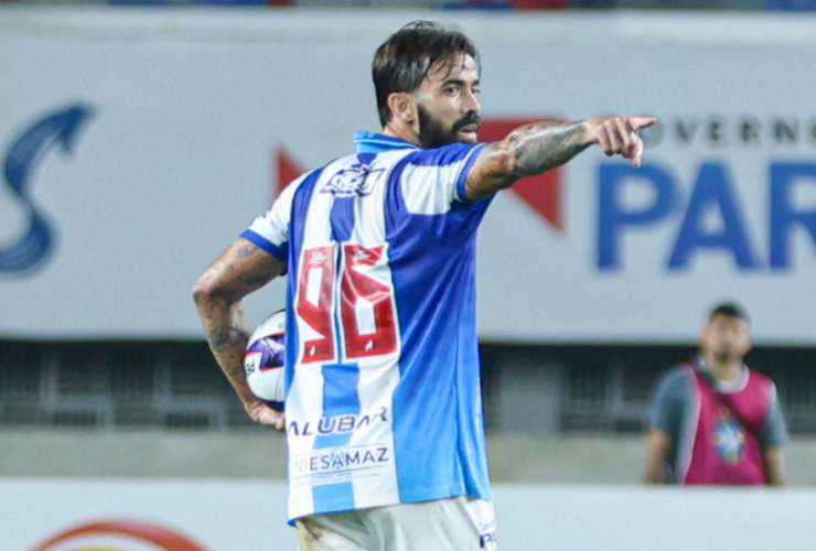 Meio-campista bicolor, Matheus Vargas.