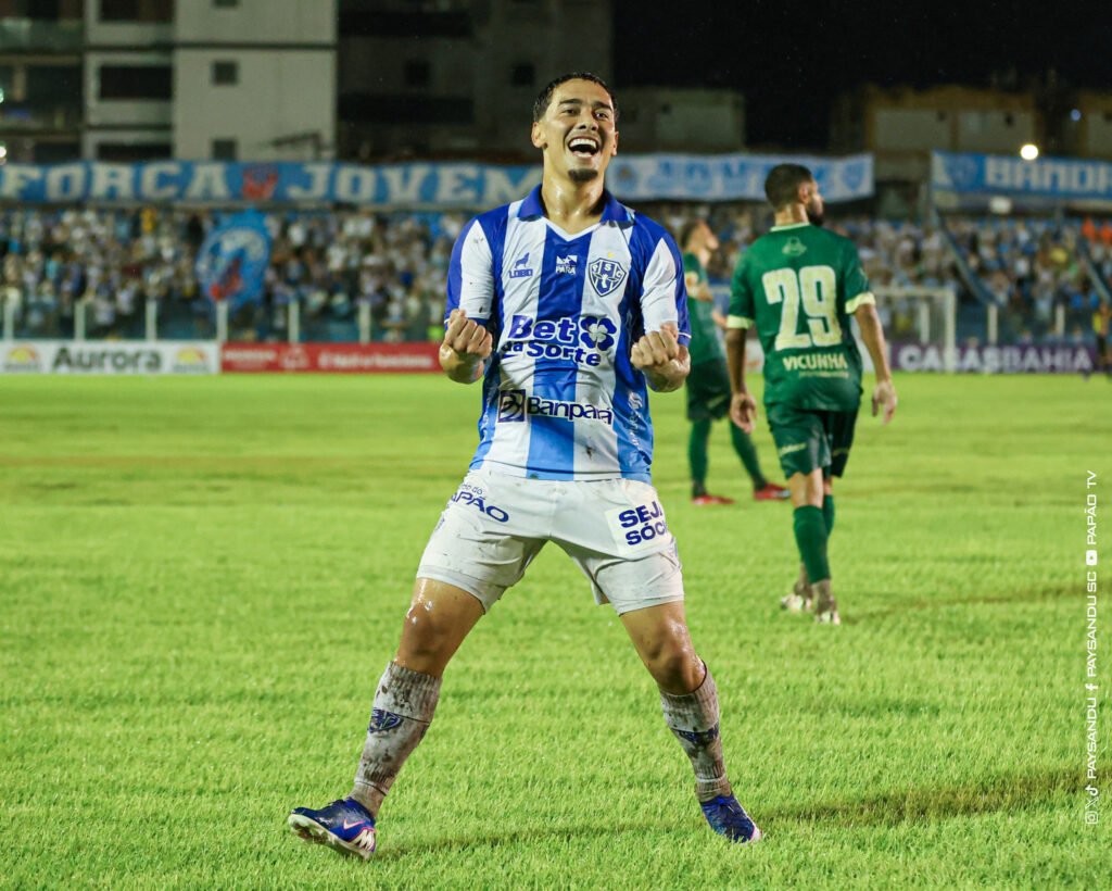 Jogador comemorando na Curuzu