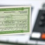 Regularização é gratuita em muitos casos, mas exige pedido formal, pagar multas não basta.