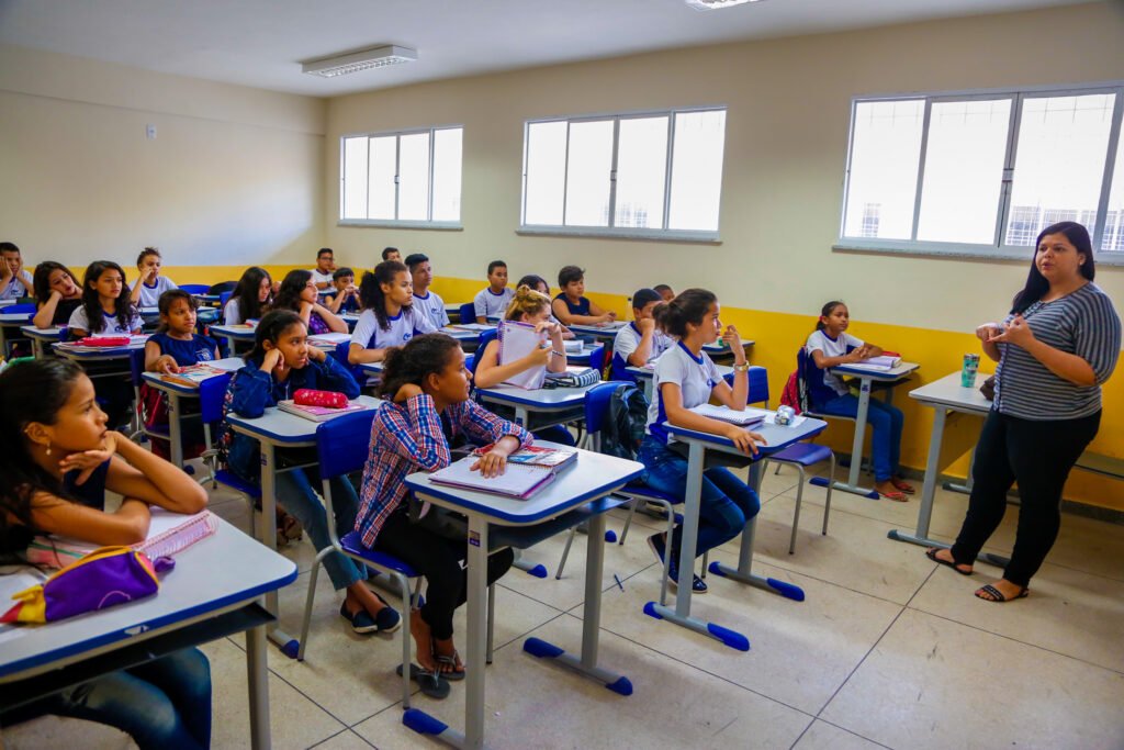 Levantamento mostra que remuneração de ingresso na rede municipal está abaixo do Piso Nacional do Magistério.