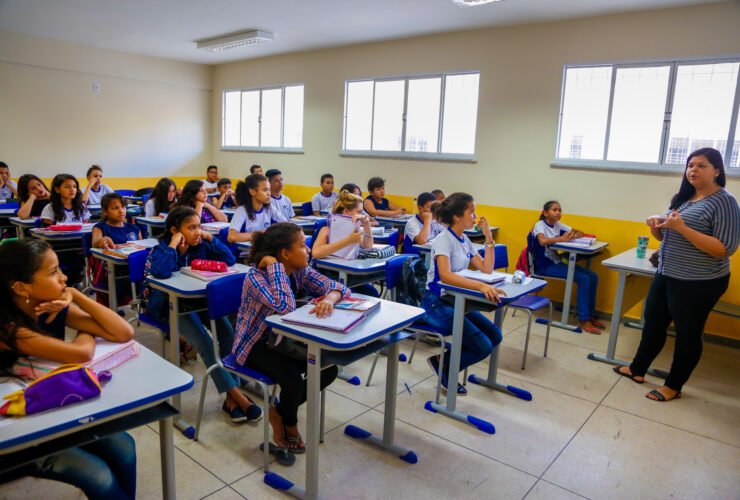 Levantamento mostra que remuneração de ingresso na rede municipal está abaixo do Piso Nacional do Magistério.