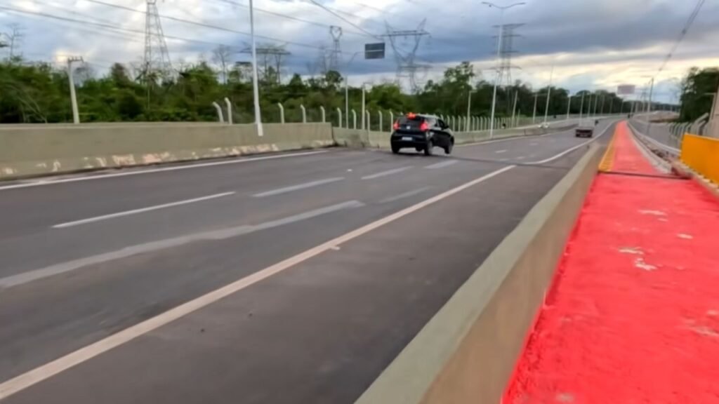 Imagens mostram veículos "saltando" do asfalto por conta dos desníveis.
