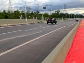 Imagens mostram veículos "saltando" do asfalto por conta dos desníveis.
